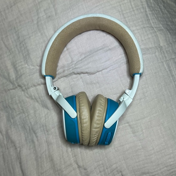 BOSE WHITE SOUNDLINK ON-EAR BLUETOOTH WIRELESS HEADPHONES - Picture 4 of 14